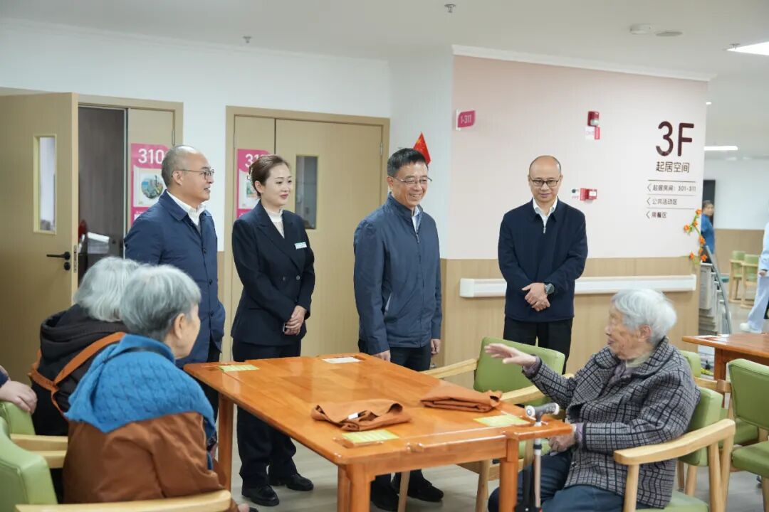 德阳市政府副市长徐春龙一行调研德阳市老年养护院并慰问在院长者